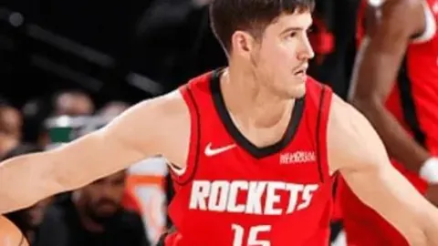 “伊万遭毛剑卿炮轰：90分钟闲置，归化球员上场机会何在？”